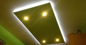 Spuščen gips strop z LED trakovi za moderno osvetlitev.-Spuščeni gips stropi- uhomontaža čerin